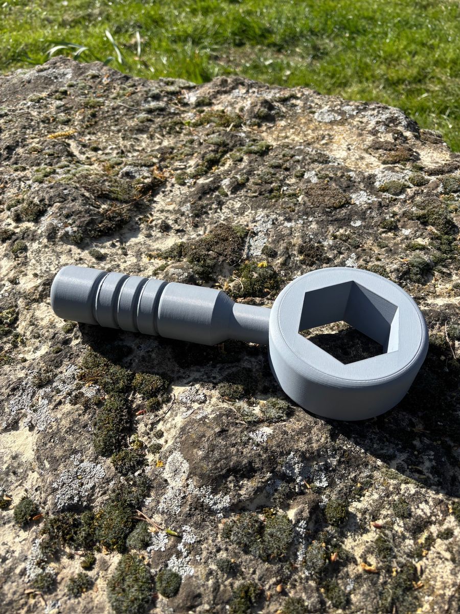 Magnifying tool replica